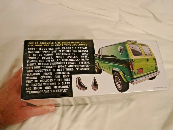 AMT 1976 Ford Custom Van Phantom