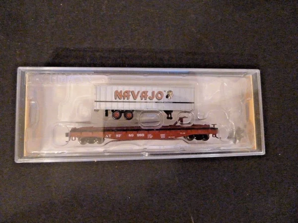 Bachmann 16751 N Santa Fe 52&6x22 Flatcar w/35& Navajo Trailer