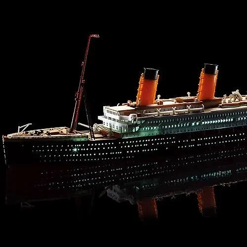 Academy - RMS Titanic w/LED 1:700