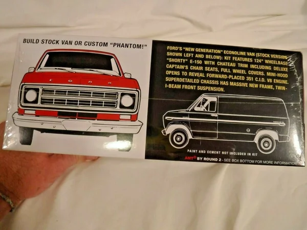 AMT 1976 Ford Custom Van Phantom