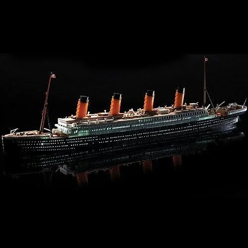 Academy - RMS Titanic w/LED 1:700