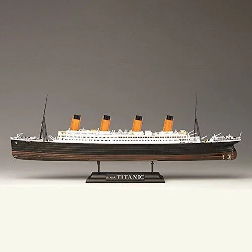 Academy - RMS Titanic w/LED 1:700