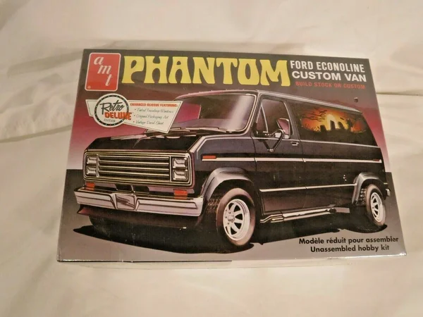 AMT 1976 Ford Custom Van Phantom